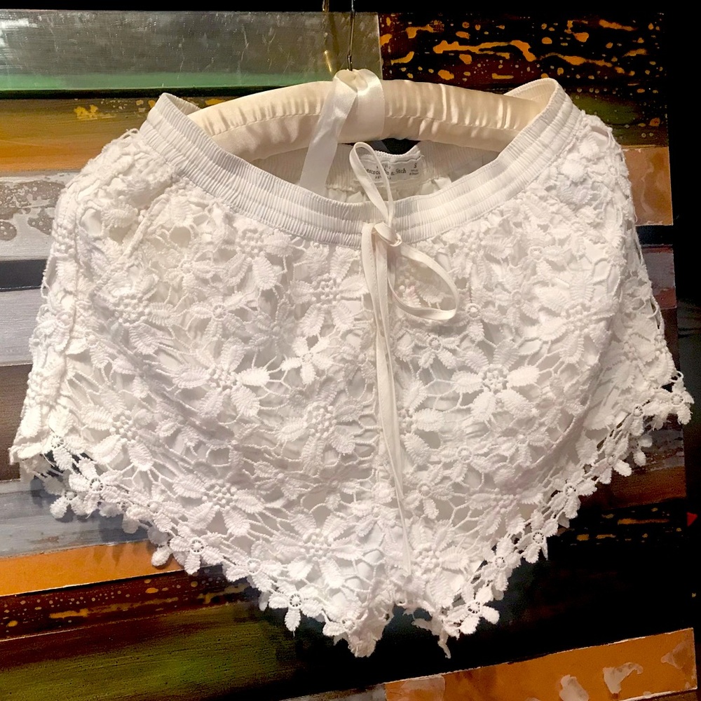 Abercrombie & Fitch Lace Boho Crochet Drawstring Shorts.SM in Ivory. Gorgeous!